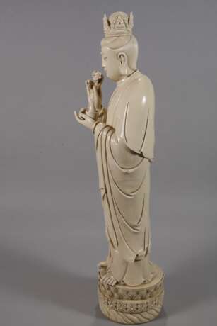 Riesige Blanc-de-Chine-Figur "Stehende Guanyin mit Wunschzepter und Ambrosiaflasche" - фото 4