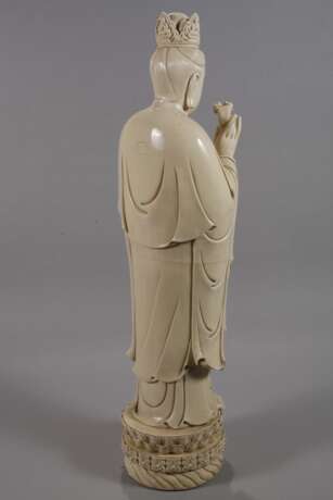 Riesige Blanc-de-Chine-Figur "Stehende Guanyin mit Wunschzepter und Ambrosiaflasche" - фото 5