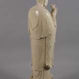 Riesige Blanc-de-Chine-Figur "Stehende Guanyin mit Wunschzepter und Ambrosiaflasche" - фото 5