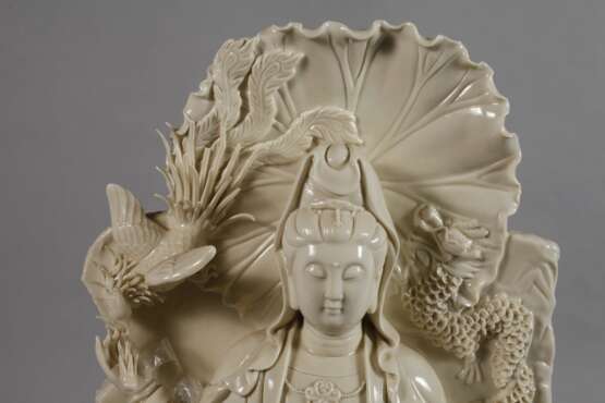 Große Blanc-de-Chine-Figur "Guanyin mit Drache und Phönix" - photo 4