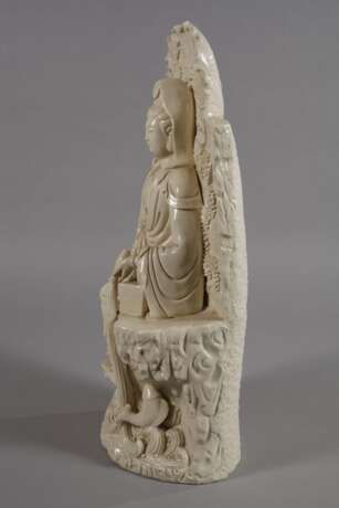 Große Blanc-de-Chine-Figur "Guanyin mit Drache und Phönix" - photo 6