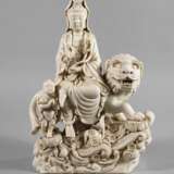 Große Blanc-de-Chine-Figur des Avalokiteshvara Simhanada - photo 1