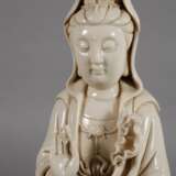 Große Blanc-de-Chine-Figur des Avalokiteshvara Simhanada - photo 2