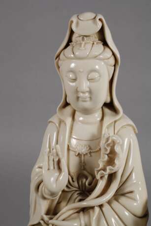 Große Blanc-de-Chine-Figur des Avalokiteshvara Simhanada - photo 2