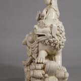 Große Blanc-de-Chine-Figur des Avalokiteshvara Simhanada - photo 7