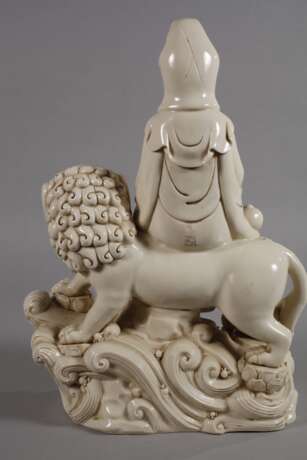 Große Blanc-de-Chine-Figur des Avalokiteshvara Simhanada - photo 8