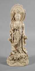 Große Blanc-de-Chine-Figur &quot;Stehende Guanyin Ambrosia versprengend&quot;