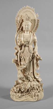 Große Blanc-de-Chine-Figur "Stehende Guanyin Ambrosia versprengend" - photo 1