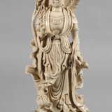 Große Blanc-de-Chine-Figur "Stehende Guanyin Ambrosia versprengend" - photo 1