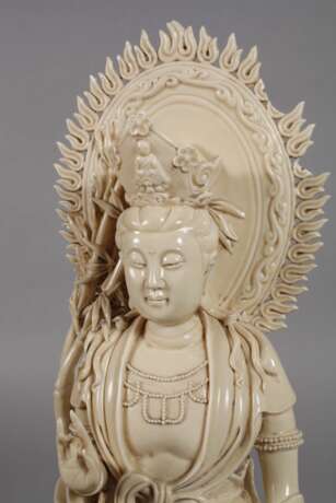 Große Blanc-de-Chine-Figur "Stehende Guanyin Ambrosia versprengend" - photo 2