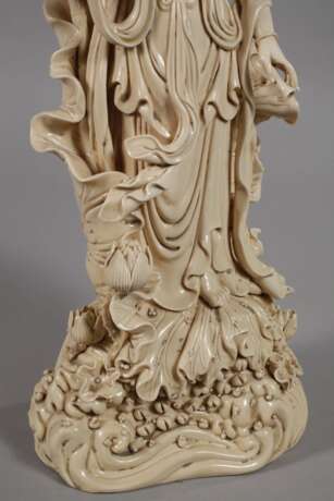 Große Blanc-de-Chine-Figur "Stehende Guanyin Ambrosia versprengend" - photo 3