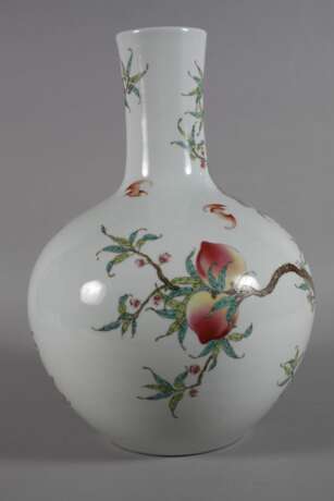 Große Tianqiuping-Vase mit 9-Pfirsich-Dekor Famille Rose - photo 2