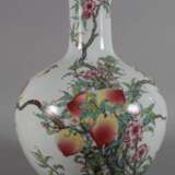 Große Tianqiuping-Vase mit 9-Pfirsich-Dekor Famille Rose - photo 3