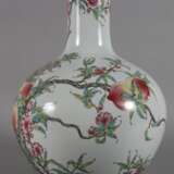 Große Tianqiuping-Vase mit 9-Pfirsich-Dekor Famille Rose - photo 4