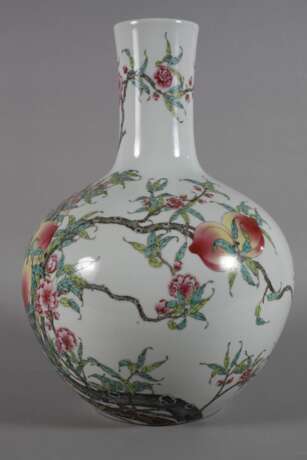 Große Tianqiuping-Vase mit 9-Pfirsich-Dekor Famille Rose - photo 4