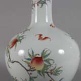 Große Tianqiuping-Vase mit 9-Pfirsich-Dekor Famille Rose - photo 5