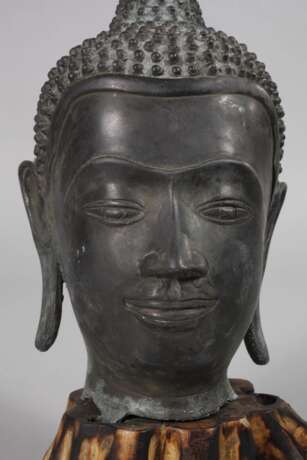 Bronzekopf des Buddha Shakyamuni - photo 2