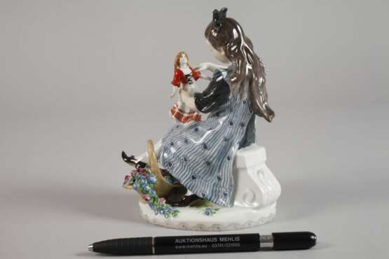 Meissen ”Mädchen mit Puppe und Blumenkorb” - photo 3