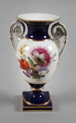 Meissen &quot;Amphorenvase&quot; &quot;Blumenbukett/Blaufond&quot;