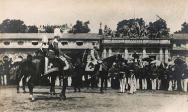 &quot;Frühjahrsparade auf dem Lustgarten in Potsdam 1899&quot;, Fotografie, verso handschriftlich bez.: &quot;Leutnant im ersten Garde-Regiment zu Fuß (Leibcompagnie) Hans Stieler v. Heydekampf rechts ... Sr. Majestät zu…