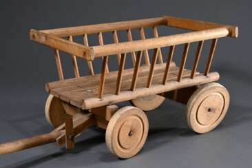 Kinder Bollerwagen mit beweglicher Vorderachse und gedrechselten Rädern, Holz unbemalt, 1. Hälfte 20.Jh., 27x30x103cm, Gebrauchsspuren