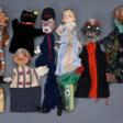 12 Diverse handgefertigte Kasperltheater Handpuppen mit individuell gearbeiteten Papiermachéköpfen, -armen und -beinen in polychromer Bemalung sowie unterschiedlicher Kleidung: Kasperl, Seppl, Großmutter, Räuber, Teufel,… - Auction prices