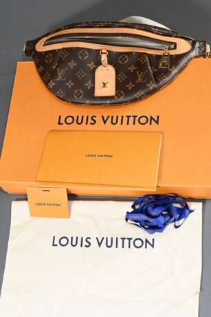 Louis Vuitton "High Rise Bumbag" in Monogram Canvas mit hellem Rindslederbesatz und Adressanhänger, Textilriemen, goldfarbene Hardware, innen Textilfutter, 2024, 8x38x16cm, Riemen getragen L. 65-94cm, Originalk… - фото 1