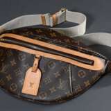 Louis Vuitton "High Rise Bumbag" in Monogram Canvas mit hellem Rindslederbesatz und Adressanhänger, Textilriemen, goldfarbene Hardware, innen Textilfutter, 2024, 8x38x16cm, Riemen getragen L. 65-94cm, Originalk… - фото 4