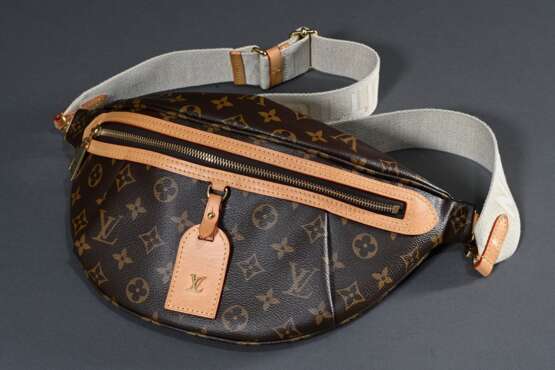 Louis Vuitton "High Rise Bumbag" in Monogram Canvas mit hellem Rindslederbesatz und Adressanhänger, Textilriemen, goldfarbene Hardware, innen Textilfutter, 2024, 8x38x16cm, Riemen getragen L. 65-94cm, Originalk… - фото 4