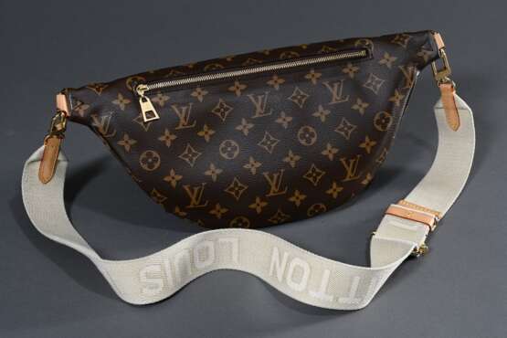 Louis Vuitton "High Rise Bumbag" in Monogram Canvas mit hellem Rindslederbesatz und Adressanhänger, Textilriemen, goldfarbene Hardware, innen Textilfutter, 2024, 8x38x16cm, Riemen getragen L. 65-94cm, Originalk… - фото 6