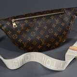 Louis Vuitton "High Rise Bumbag" in Monogram Canvas mit hellem Rindslederbesatz und Adressanhänger, Textilriemen, goldfarbene Hardware, innen Textilfutter, 2024, 8x38x16cm, Riemen getragen L. 65-94cm, Originalk… - фото 6