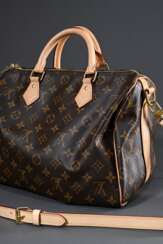 Louis Vuitton &quot;Speedy 30&quot; Tasche in Monogram Canvas, heller Rindslederbesatz und -schulterriemen, innen Textilfutter, goldfarbene Beschläge und Schloss, 2 Schlüssel mit Staubbeutel, 2023, 21x30x17cm, Riemen get…