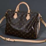 Louis Vuitton "Speedy 30" Tasche in Monogram Canvas, heller Rindslederbesatz und -schulterriemen, innen Textilfutter, goldfarbene Beschläge und Schloss, 2 Schlüssel mit Staubbeutel, 2023, 21x30x17cm, Riemen get… - фото 2