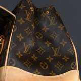 Louis Vuitton Schultertasche "Beverly GM" in Monogram Canvas, zwei Schultergriffe und Besatz in hellem Rindsleder, goldfarbene Hardware und Verschluss, innen helles Velourleder und zwei Fächer, außen großes Ein… - фото 7