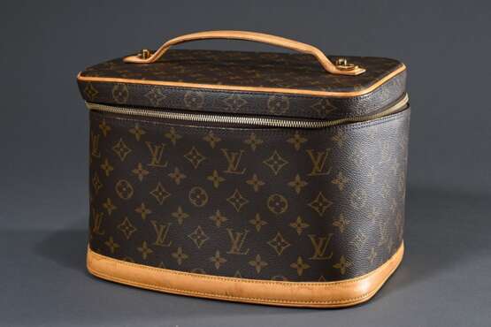 Louis Vuitton Kosmetikkoffer "Nice BB" in Monogram Canvas, goldfarbener Doppelreißverschluss, heller Rindslederbesatz, abwaschbares Innenfutter aus beschichtetem Canvas, integrierter Spiegel und Steckfächer, Nr… - Foto 2