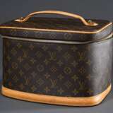 Louis Vuitton Kosmetikkoffer "Nice BB" in Monogram Canvas, goldfarbener Doppelreißverschluss, heller Rindslederbesatz, abwaschbares Innenfutter aus beschichtetem Canvas, integrierter Spiegel und Steckfächer, Nr… - Foto 2