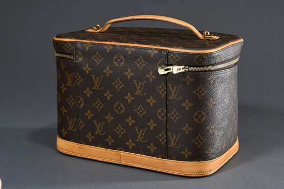 Louis Vuitton Kosmetikkoffer "Nice BB" in Monogram Canvas, goldfarbener Doppelreißverschluss, heller Rindslederbesatz, abwaschbares Innenfutter aus beschichtetem Canvas, integrierter Spiegel und Steckfächer, Nr… - Foto 3