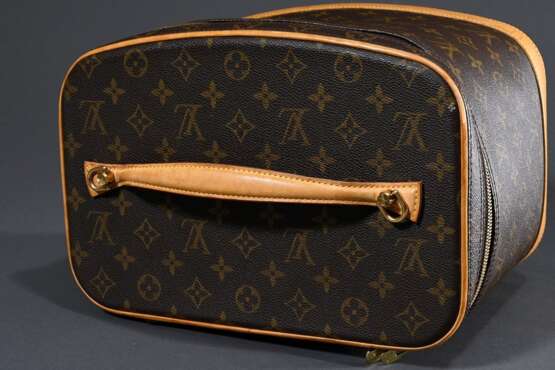 Louis Vuitton Kosmetikkoffer "Nice BB" in Monogram Canvas, goldfarbener Doppelreißverschluss, heller Rindslederbesatz, abwaschbares Innenfutter aus beschichtetem Canvas, integrierter Spiegel und Steckfächer, Nr… - Foto 4