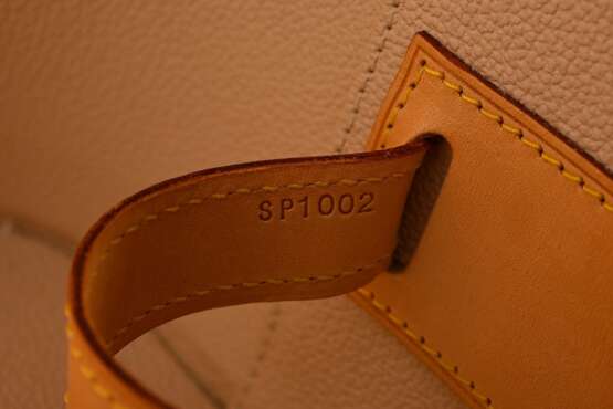 Louis Vuitton Kosmetikkoffer "Nice BB" in Monogram Canvas, goldfarbener Doppelreißverschluss, heller Rindslederbesatz, abwaschbares Innenfutter aus beschichtetem Canvas, integrierter Spiegel und Steckfächer, Nr… - Foto 8