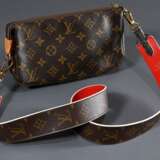 Louis Vuitton "Mini Pochette" Tasche in Monogram Canvas mit Textil Innenfutter, hellem Lederbesatz und goldfarbenen Beschlägen, dazu Schulterriemen in Monogram Canvas, verso rot, MB1107, 2007, L. 88cm, 10,5x15,… - Foto 1