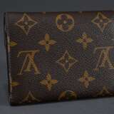 Louis Vuitton "Victorine" Portemonnaie in Monogram Canvas, innen genarbtes, rosa Rindsleder, goldfarbene Beschläge, Druckknopf und Reißverschluss, 2023, 12x9,5x2,5cm (NP 2024: 450,-) - Foto 2