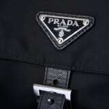 Prada Schultertasche aus schwarzem Re-Nylon mit Lederbesatz, silberfarbenen Beschlägen, innen Logo Re-Nylonfutter und verstellbarem, gewobenem Schultergurt, 22x25x10cm, L. 95cm - фото 2