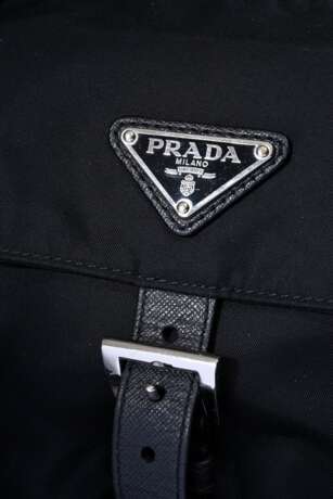 Prada Schultertasche aus schwarzem Re-Nylon mit Lederbesatz, silberfarbenen Beschlägen, innen Logo Re-Nylonfutter und verstellbarem, gewobenem Schultergurt, 22x25x10cm, L. 95cm - фото 2