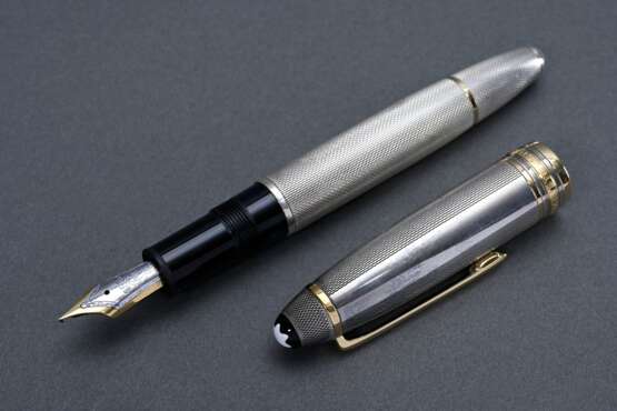 Montblanc Füllfederhalter "Meisterstück", Silber 925 guillochiert und z.T. vergoldet, mit Gelb- und Weißgold 750 Feder (Modell 4810), auf Clip graviert "Tiffany & Co", L. 14cm, in Montblanc-Hülle,… - фото 2