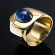 Gelbgold 750 Bandring mit Saphir Cabochon (ca. 4.50ct) in moderner handgefertigter Fassung, 13,2g, Gr. 47, Tragespuren - Аукционные цены