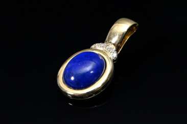 Gelbgold 585 Clip-Anhänger mit Lapislazuli Cabochon und kleinen Brillanten (zus. ca. 0.04ct/SI/W), Juwelier von Häfen/Hamburg, 4,6g, L. 3cm