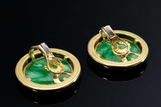 Paar runde Gelbgold 750 Jade und Onyx Ohrclips mit großen fein geschnitzten und durchbrochenen grünweißen Jade Schnitzerei Tondi „Vögel“ in asiatischer Façon, sign. "TRIO", 34g, Ø 3,3cm, Dorn verbogen… - photo 3