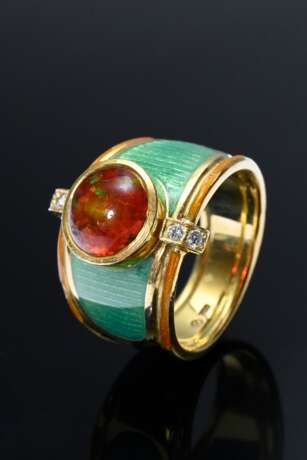 Gelbgold 750 Ring mit orange changierendem Opal Cabochon in grün emaillierter Fassung mit Brillanten (zus. ca. 0.08/SI/W), 12,6g, Gr. 54,5, Opal mit Rissen - фото 1