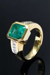 Gelbgold 750 Ring mit Smaragd im Treppen Schliff (ca. 3ct) und Brillantcarrées (zus. ca. 0.80ct/VSI/W), 16g, Gr. 56,5