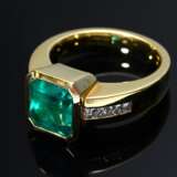 Gelbgold 750 Ring mit Smaragd im Treppen Schliff (ca. 3ct) und Brillantcarrées (zus. ca. 0.80ct/VSI/W), 16g, Gr. 56,5 - photo 2